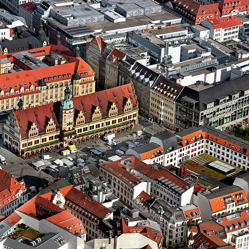 1000048-historisches-rathaus-mit-marktplatz-in-leipzig-3-2.jpg