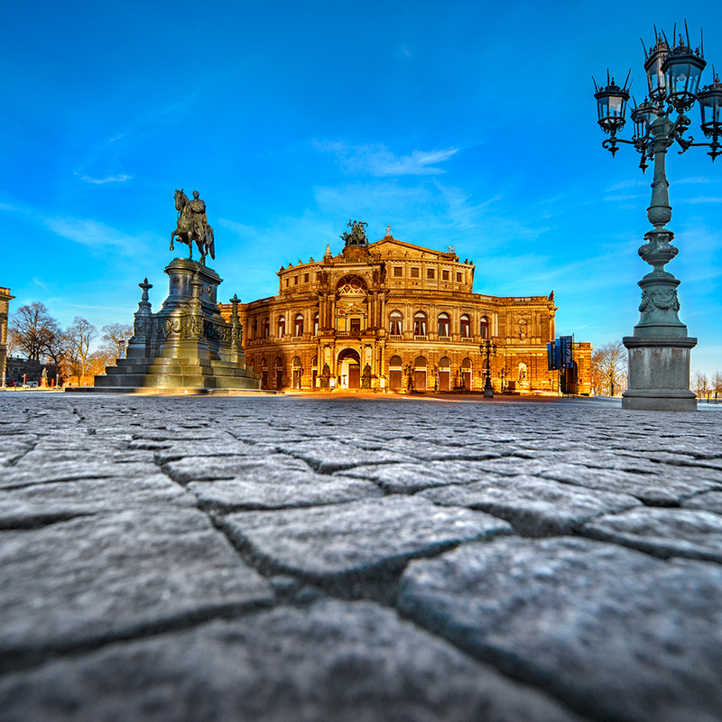 1000080-semperoper-auf-dem-theaterplatz-3-2.jpg