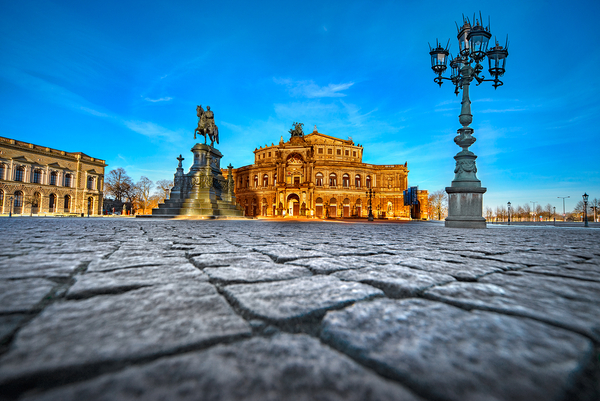 1000080-semperoper-auf-dem-theaterplatz-3-2.jpg